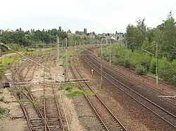 Extrémité sud de la gare.À droite, les deux voies de la ligne Paris&nbsp;– Lille ; au centre, la voie de l'ancienne ligne de La&nbsp;Rue-Saint-Pierre, aujourd'hui utilisée par la ligne Paris&nbsp;– Lille ; à gauche, les voies de débord.
