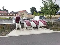 Abris à vélos, sur le parvis de la gare.
