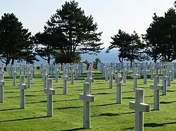 Une vue des tombes en direction de la mer.