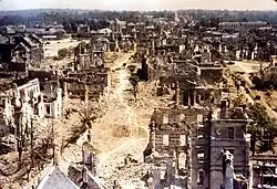 Vue générale d'une ville après un bombardement