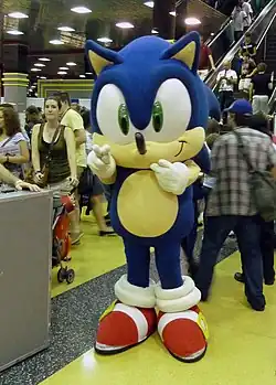 Cosplayeur en tenue de Sonic, le hérisson bleu de Sega.