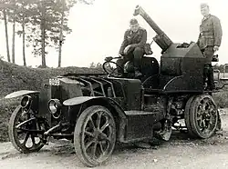 Un autocanon de Dion-Bouton capturé en Belgique ou en Pologne en 1939 ou 1940 par les troupes allemandes pendant la Seconde Guerre mondiale.