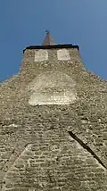 Le clocher de l'église, dont les ouvertures ont été murées.