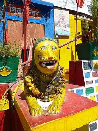 Statue d'un lion peint en jaune et grimaçant