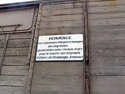 Plaque sur le wagon.