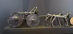 Modèle de chariot. Cuivre, traces d'argent, L. 21,5&nbsp;cm. Âge du cuivre, 4500 - 2200 av. notre ère. Centre-sud de l'Anatolie (Turquie).