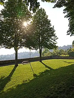 Promenade aménagée le long du périmètre des remparts