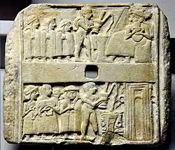 Plaque perforée en pierre montrant deux scènes de libation devant une divinité (sans doute Nanna) et un temple. Ur, v. 2500 av. J.-C. British Museum.