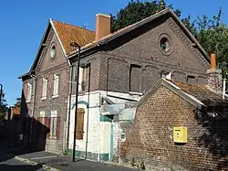 Des habitations près de l'entrée de la fosse.