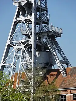 Les chevalements du puits no&nbsp;1, l'ancien et le nouveau.