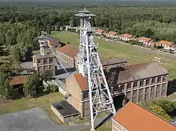 Les puits nos&nbsp;1 (premier-plan) et 2 (arrière-plan) de la fosse Arenberg.