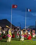 Le drapeau d'Uvéa à côté du drapeau français lors de la fête du territoire le 28 juillet 2019.