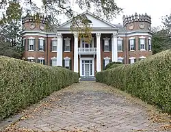Photo couleur de la façade au bout d'une allée