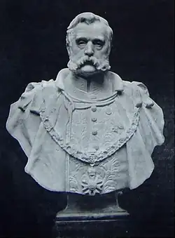 Sir Walter Sendall (en) (1902), marbre, Londres, National Portrait Gallery.