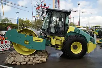 Rouleau compresseur lisse