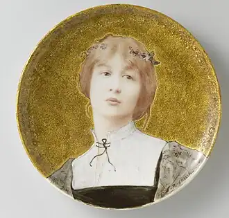 Plat décoratif avec le portrait d'une dame (faïence de Théodore Deck, portrait de Raphaël Collin), entre 1872 et 1889, diam.: 29,6 cm, faïence, Rijksmuseum, Amsterdam, Pays-Bas.