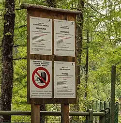 Panneaux d'information au lac artificiel de Pian Palù.