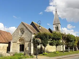Vue depuis l'ouest de l'église Saint-Lucien située à Warluis, dans l'Oise.