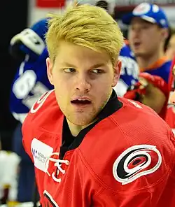 Photographie en buste de Foegele dans la tenue des Hurricanes de la Caroline