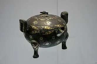 Chaudron, ding, pour cuire les viandes et poissons. Bronze incrusté d'or et d'argent. « Royaumes combattants ». Musée du Liaoning