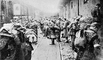 Insurgés dans les magasins Waffen-SS du 4 rue Stawki, capturés le 1er août 1944 par la section de Stanisława Janusza Sosabowskiego « Stasinka » du « Kolegium « A » » de Kedyw et qui deviennent la principale source d'uniformes, de nourriture et d'équipement pour le régiment « Radosław ».