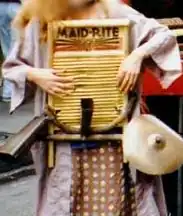 Joueuse de planche à laver.