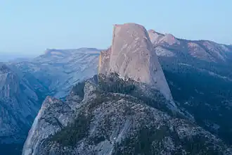  Vue d'un immense rocher en granite
