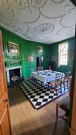 Salle à manger de George Washington connue pour sa couleur unique, résultant d'une peinture au cuivre.