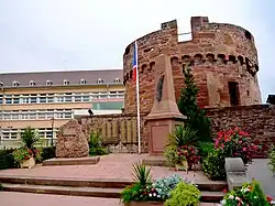 Le monument aux morts dans la cour de l’ancien château, août 2011.