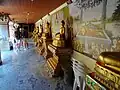 Statues de Bouddha et peintures de la galerie couverte.