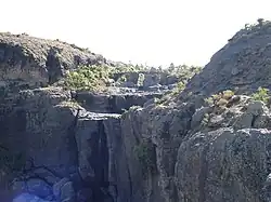 « Pont portugais » au-dessus de chutes d'eau.