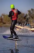 Un skieur nautique montant une planche d'hydrofoil.