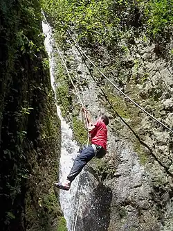 Escalade aux abords d'une cascade à Giripul, Himachal Pradesh.