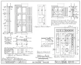 Détails extérieurs: porte d'entrée et fenêtres.