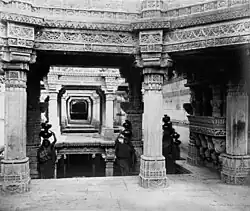 Femmes rapportant de l'eau vers 1875