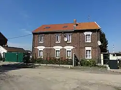 Des habitations groupées par deux.