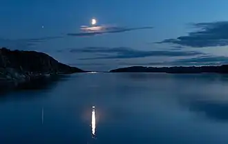 La Lune se reflétant dans le Brofjorden. Septembre 2019.