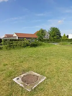 Le puits no&nbsp;2 dans son environnement.