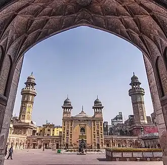 La mosquée de Wazir Khan est considérée comme étant la plus ornée de la période moghol.