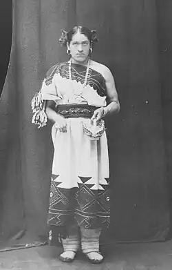 Photo en noir et blanc d'une personne portant une robe blanche.