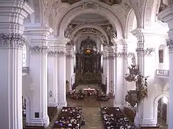 Vue de la nef de la basilique.