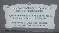 Panneau signalant le quartier français de Saint-Hélier en trois langues (anglais, jersiais et français).
