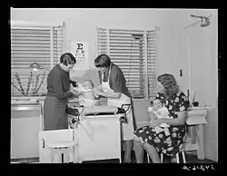 Clinique pour bébé. Camp de migrants de Tulare. Visalia, Californie. 1940 Pour la FSA