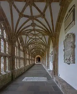 Vue le long du cloître montrant la voûte en lierne.