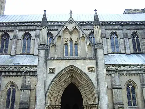 Le portail du porche nord présente des moulures complexes avec des feuillages jaillissants.