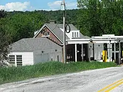 La route 237 est connexe avec la VT 108 (en) à la frontière canado-américaine