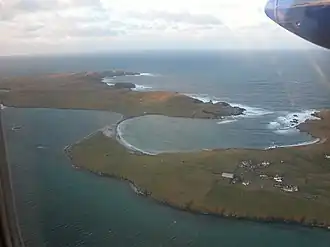 Vue aérienne du Sud de Burra Ouest montrant la péninsule rattachée au reste de l'île par un isthme, la baie de Banna Minn et le hameau de Duncansclett.