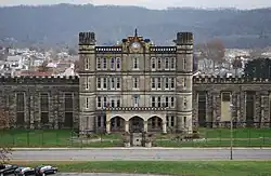 Prison d'État de Virginie Occidentale à Moundsville, utilisé comme décor pour la prison d'État de Shawshank dans la série Castle Rock.