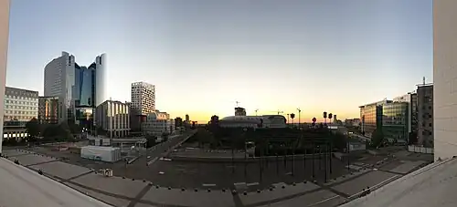Vue depuis la partie ouest de la Grande Arche en juillet 2020 ; au centre : le stade Paris La Défense Arena.