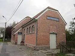Bâtiment côté rue. L'entrée des marchandises se trouvait au centre et celle des voyageurs à gauche.